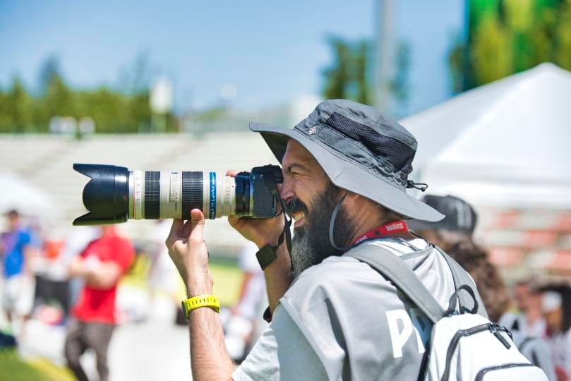 LuisJa Benito fotografiando con teleobjetivo